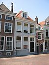 Pand met schilddak, waarin dakkapel met vleugelstukken
