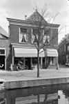Voorgevel van een banketbakkerij (van Grossat) aan de Vrouwenregt te Delft - Delft - 20053157 - RCE -  Delft: Voorgevel van een banketbakkerij (van Grossat) aan de Vrouwenregt te Delft 