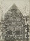 Zicht op bovengedeelte voorgevel huis - Delft - 20319189 - RCE -  De Handboog: Zicht op bovengedeelte voorgevel huis (opmerking: Bijschrift: Koornmarkt W.Z.) 