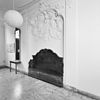 Interieur, nis in vestibule met gebeeldhouwde bank en - Delft - 20336045 - RCE -  Fundatie van Renswoude: Interieur, nis in vestibule met gebeeldhouwde bank en (opmerking: Gefotografeerd voor Huizen in Nederland, Hendrick de Keyser) 