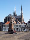 Delft markt en monument -  Markt van Delft (Nederland) met het Hugo-Grotius-monument  Statue of Hugo Grotius in Delft (1886) by Franciscus Leonardus StrackÃ© (1849-1919) 