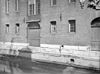 Gevels met door de lage waterstand blootliggende fundering - Delft - 20049120 - RCE -  Arsenaal = Armamentarium: Gevels met door de lage waterstand blootliggende fundering 