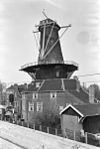 Ontwiekte ronde stenen stellingmolen van achteren gefotografeerd - Delft - 20053259 - RCE -  De Roos: Ontwiekte ronde stenen stellingmolen van achteren gefotografeerd 