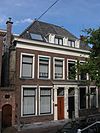 Pand van parterre en verdieping onder een hoog schilddak met het nr