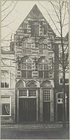 Overzicht voorgevel - Delft - 20319258 - RCE -  De Handboog: Overzicht voorgevel (opmerking: Stempel op achterzijde: H.J. Kouwenberg Photograaf Oudedelft 172 Delft) 