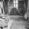Interieur, tussenkamer begane grond (zuidzijde), gezien naar het oosten, met oude fundering en tegelvloer - Delft - 20048987 - RCE -  Raadhuis: Interieur, tussenkamer begane grond (zuidzijde), gezien naar het oosten, met oude fundering en tegelvloer 