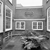 Eerste binnenplaats - Delft - 20336043 - RCE -  Fundatie van Renswoude: Eerste binnenplaats (opmerking: Gefotografeerd voor Huizen in Nederland, Hendrick de Keyser) 