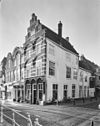 Voor- en zijgevel van het Gulden Tonneke te Delft - Delft - 20336029 - RCE -  Het Gulden Tonneke: Voor- en zijgevel van het Gulden Tonneke te Delft (opmerking: Gefotografeerd voor Huizen in Nederland, Hendrick de Keyser) 
