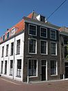 Hoekpand Breestraat, pand met gepleisterde zijgevel, waarin muurankers en Empire-ramen