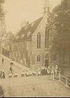 Hippolytuskapel (Oude Delft 118) - Pupillen op weg naar de Oude Kerk op zondag 