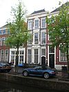 Pand met aan de voorzijde dwars schilddak en zeer rijk behandelde Lod. XIV gevel, in de kroonlijst gedateerd