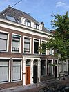 Pand van parterre en verdieping onder een hoog schilddak met het nr