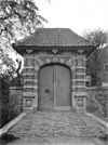 Inrijpoort van de boerderij met twee gevelstenen met hammen - Delft - 20326376 - RCE -  Hammenpoort: Inrijpoort van de boerderij met twee gevelstenen met hammen (opmerking: In: Buiten ; 14(1920), nr. 39. p. 457) 