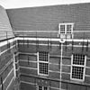 Gedeelte gevel en kap aan de binnenplaats - Delft - 20049170 - RCE -  Arsenaal = Armamentarium: gedeelte gevel en kap aan de binnenplaats 