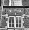Gedeelte venster aan de binnenplaats - Delft - 20049168 - RCE -  Arsenaal = Armamentarium: gedeelte venster aan de binnenplaats 