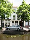 Pand met in pleister gebosseerde parterre en lijstgevel