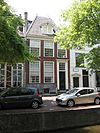 Pand onder hoog, dwars schilddak, waarin dakkapel met vleugelstukken