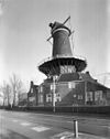 Ronde stenen stellingmolen in ontwiekte staat schuin van onderen en opzij gefotografeerd - Delft - 20053268 - RCE -  De Roos: Ronde stenen stellingmolen in ontwiekte staat schuin van onderen en opzij gefotografeerd 