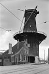 Ronde stenen stellingmolen in ontwiekte staat van opzij gefotografeerd - Delft - 20053260 - RCE -  De Roos: Ronde stenen stellingmolen in ontwiekte staat van opzij gefotografeerd 