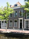 Pand met eenvoudige lijstgevel ter breedte van drie vensterassen