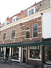 Pand, onder een dak met de nrs. 5, 7, 9, 13 en 15. Gevel met natuurstenen banden, brede, geblokte ontlastingsboog boven de 19e-eeuwse verdiepingsvensters en boven de onderpui een ruitvormig gevelsteentje met het jaartal