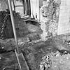 Interieur, gezicht van kamer links voor naar tussenkamer (wachtkamer), met oude tegelvloer, gezien naar het westen - Delft - 20048986 - RCE -  Raadhuis: Interieur, gezicht van kamer links voor naar tussenkamer (wachtkamer), met oude tegelvloer, gezien naar het westen 