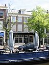 Pand ter breedte van vier vensterassen en bestaande uit begane-grond met twee verdiepingen