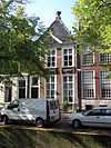 Pand met hoog schilddak, bekroond door siervaas