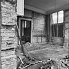 Kamer begane grond links voor (B.en W.kamer) met oude fundering en zandstenen vloer voormalige weeskamer gezien naar het noord-oosten - Delft - 20048983 - RCE -  Raadhuis: kamer begane grond links voor (B.en W.kamer) met oude fundering en zandstenen vloer voormalige weeskamer gezien naar het noord-oosten 