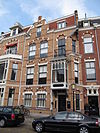 Pand in neo-renaissance trant. In de gevel vensters met geblokte ontlastingsbogen. Topgevel met voluten. Erkeruitbouw