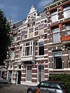 Herenhuis in neo-renaissance trant, gedateerd in cartouches in de ontlastingsbogen
