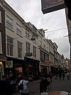 Pand met gevel met rechte kroonlijst op gesneden consoles