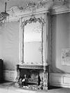 Interieur, schouw met spiegel - 's-Gravenhage - 20088897 - RCE -  Huis Johan de Witt: Interieur, schouw met spiegel (opmerking: In: Buiten ; 14(1920), nr. 31, p. 369) 