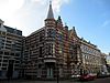 Den Haag Surinamestraat 42 -  Den Haag Surinamestraat 42 - Hoekpand tussen het brede en smalle deel van de Surinamestraat, gebouwd in 1880-1881 door rijksbouwmeester C.H. Peters als woonhuis voor hemzelf, in neo-renaissance stijl. 