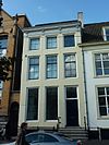 Pand met Lodewijk XIV gevel met kroonlijst op gesneden consoles
