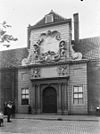 Poort met halfzuilen en daarboven een gebeeldhouwde omlijsting - 's-Gravenhage - 20087713 - RCE -  Hofje van Nieuwkoop: Poort met halfzuilen en daarboven een gebeeldhouwde omlijsting 