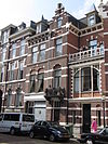 Pand in neo-renaissance trant. Rechts een risaliet met ingang en trapgevelbekroning. Links tweedelig venster onder samengestelde ontlastingsboog