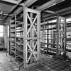 Interieur depotgebouw ijzeren stellingkasten leren platen, handgrepen betegelde vloer kast ten behoeve van hulpmotor. - 's-Gravenhage - 20087346 - RCE -  Ministerie van Buitenlandse Zaken: interieur depotgebouw ijzeren stellingkasten leren platen, handgrepen betegelde vloer kast ten behoeve van hulpmotor. 