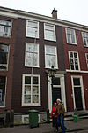 Pand met gevel, deur met pilasteromlijsting