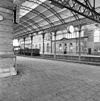 Overzicht perron naar de Koninklijke wachtkamer - 's-Gravenhage - 20084882 - RCE -  Station Holland Spoor: overzicht perron naar de Koninklijke wachtkamer 