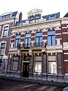 Den Haag Surinamestraat 26 -  en Haag Surinamestraat 26 - Herenhuis uit ca. 1887, gebouwd in eclectisch- renaissancistische stijl in opdracht van C.G.G. Vertholen de Salve de Braneton, gepensioneerd majoor der huzaren. 