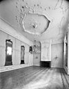 Interieur, kamer met schouw en ornamentaal plafond - 's-Gravenhage - 20341117 - RCE -  Pulchri Studio: Interieur, kamer met schouw en ornamentaal plafond (opmerking: Boek: 