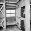Interieur depotgebouw detail luiken en hulpmotor. - 's-Gravenhage - 20087347 - RCE -  Ministerie van Buitenlandse Zaken: interieur depotgebouw detail luiken en hulpmotor. 