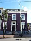 Hoekpand met rechte kroonlijst op hardstenen plint en dito stoep
