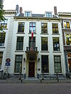 Pand met gevel met rechte kroonlijst op gesneden consoles