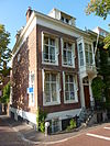 Pand met versierde ingangspartij en stoep