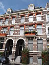 Herenhuis in neo-renaissance trant met souterrain. Lijstgevel versierd met banden, blokken en een getoogde ingangsomlijsting. Balcon op voluutconsoles