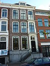 Pand met tweeling gevel met nr. 16 op hardstenen plint met dito stoep, versierde ingangstravee, kroonlijst op gesneden consoles, alles in Lodewijk XIV-stijl