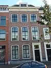 Pand met Lodewijk XIV gevel met kroonlijst op gesneden consoles