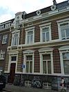 Linkerhelft van dubbel herenhuis in een eclectische bouwstijl